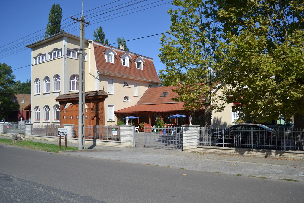 Nosztalgia Hotel 발라톤사르소 외부 사진